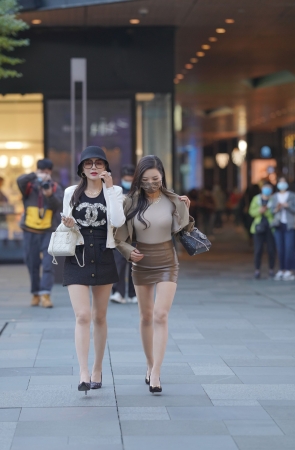 棕色小皮裙美女