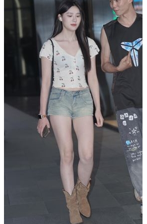 白嫩热裤美女(46P)