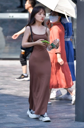 &等待裹身长裙美女