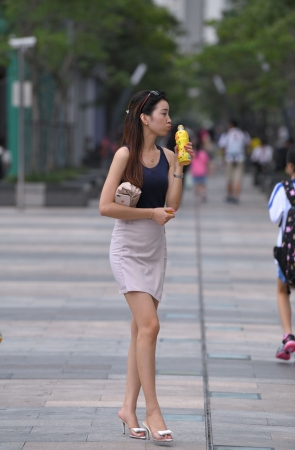 高跟凉拖美腿美女