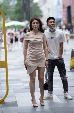 街拍米色高跟sf