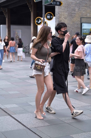 好丰满的超短热裤美女，看的令人心动。