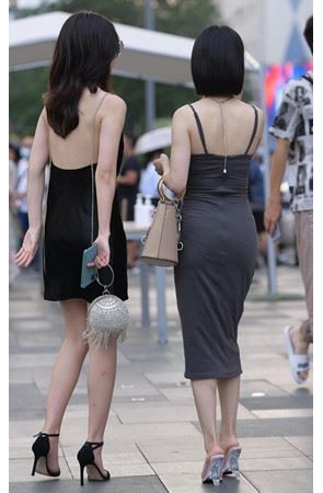 两个吊带裙小姐姐(49P)