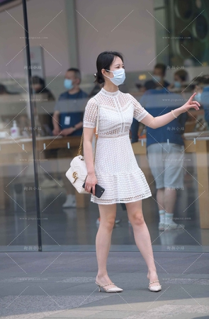 街拍气质白裙美女