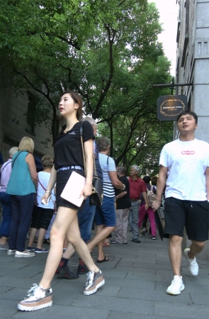 天生丽质甜美黑色T恤短裙美女
