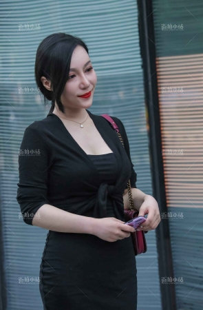 街拍黑色包臀裙美女