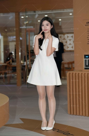 甜美小清新的白裙女孩儿