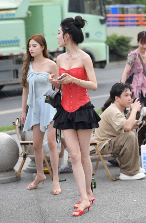 24615-7=99√性感裹胸美腿俩闺蜜【套图➕视频】 17P