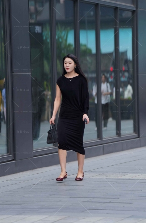 黑色裹身裙美眉