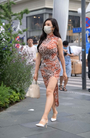 街拍开衩裙成熟优雅贵妇