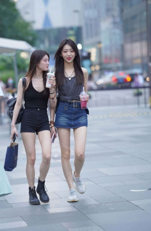 街拍牛仔裙小姐姐