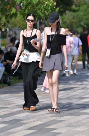 街拍超短JK裙美腿小姐姐