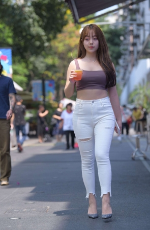 438白色牛仔裤小姐姐