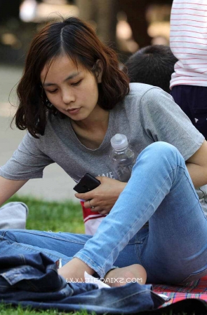 街拍蓝牛短袜美眉