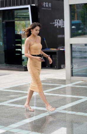 街拍吊带长裙美女