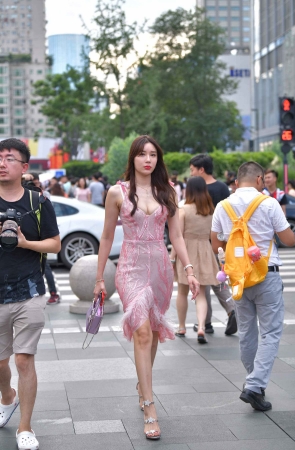 搭讪街拍低胸性感美女