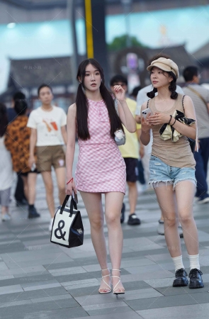粉色格子裙，美腿小姐姐