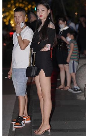 夜拍黑色连体裙小姐姐【套图+视频】