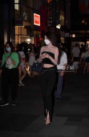 黑衣黑裤美女
