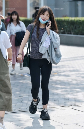 &打电话的紧身裤美女