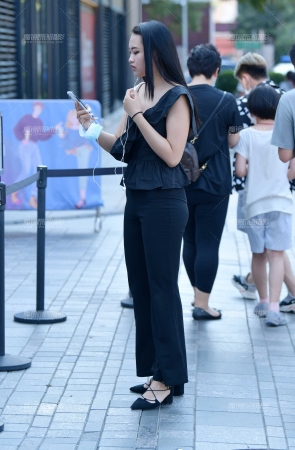 &高挑黑裤美女&