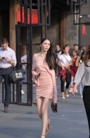 夕阳下de短裙美女