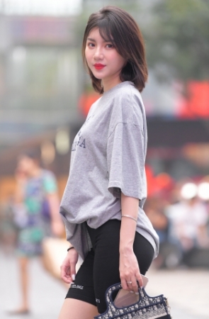 逛街的紧身裤美女