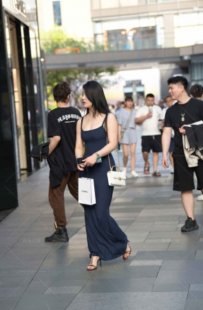 街拍风韵的吊带长裙美女
