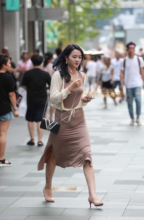 成熟美女的贴身长裙