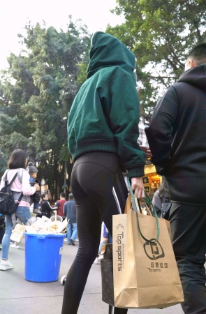 黑色紧身裤美眉