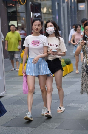 街拍黑色热裤小清新美眉
