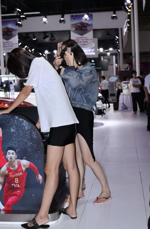 两个美腿美女玩篮球