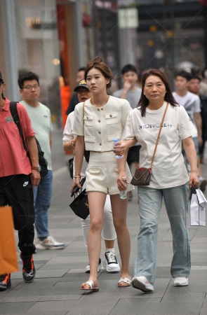 小姐姐挺漂亮