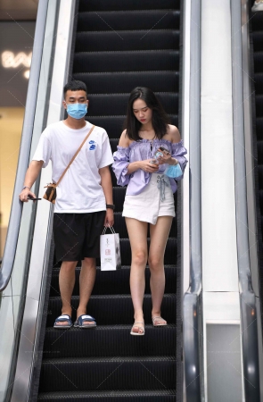街拍白热裤香肩美眉