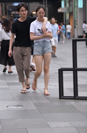 短裙美腿美女