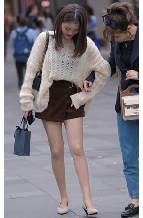 白色针织衣美女(33P)