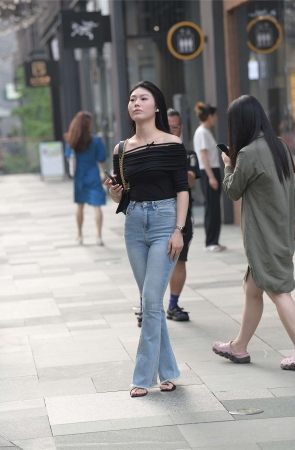 浅色喇叭牛仔裤