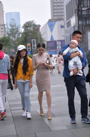 紧身包臀裙美女