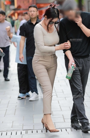 丰韵紧身裤美女