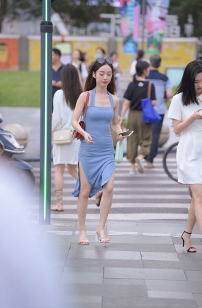 吊带连体裙小姐姐