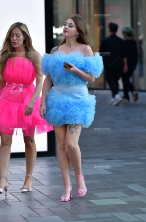 &鲜艳粉裙蓝裙