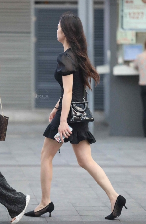 漂亮黑裙妹子