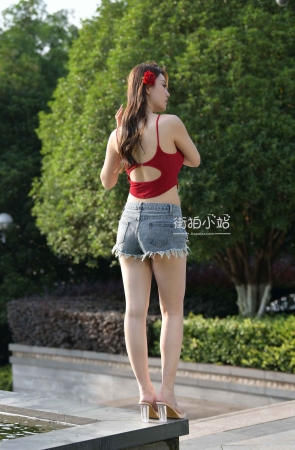 街拍热裤大白腿，小背心美女