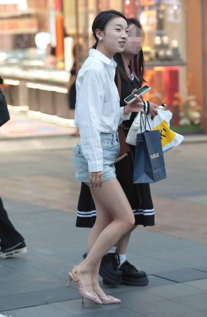 短裙街拍高跟