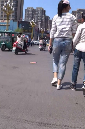 条纹T恤衫牛仔裤鸭舌帽极品少妇