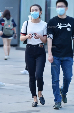 &开心牛仔紧身美女&