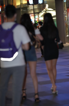 牛仔裙小姐姐