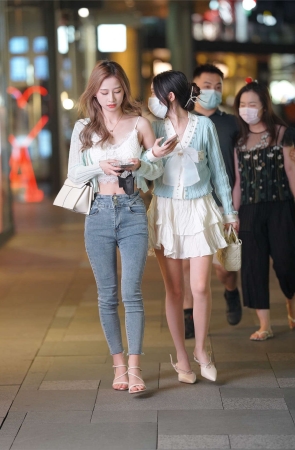 清秀牛仔裤搭配