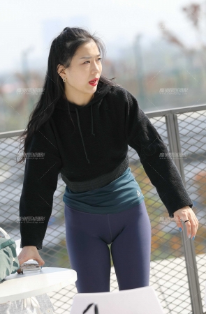 黑色外套的紧身裤美女