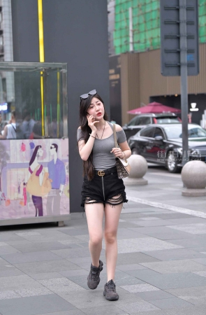 谁知道美女跟谁在通话